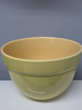 Ceramic Mixing Bowl in Pale Yellow - Classic Home Kitchen